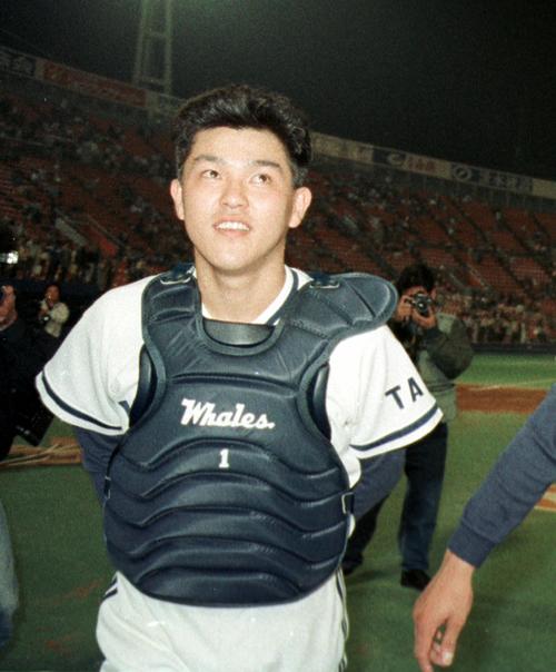90年5月、巨人戦の試合後、笑顔を見せる大洋の谷繁