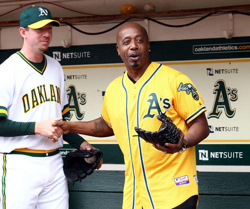 11年7月、アスレチックス-エンゼルス戦で笑顔を見せるMCハマー(右)