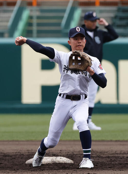 15日、甲子園練習で軽快な動きをみせる沖縄尚学・足立琥太郎