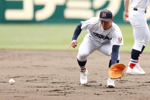 14日、甲子園球場での練習でノックを受ける横浜・古畑雄大