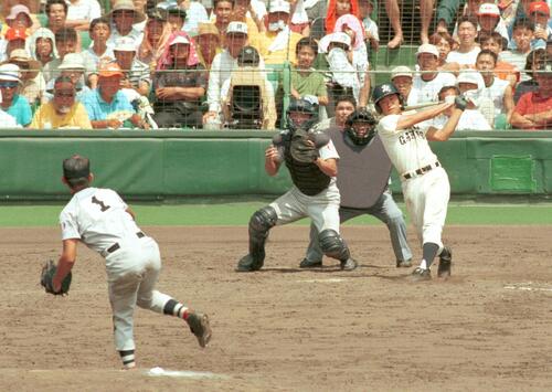 1998年8月20日、第80回全国高校野球選手権大会・準々決勝　横浜対PL学園　延長11回裏1死一塁、三振に倒れる古畑和彦。投手は松坂大輔