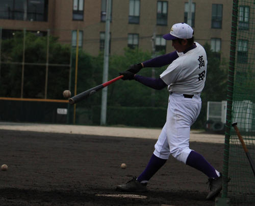 打撃練習する明大中野・高田