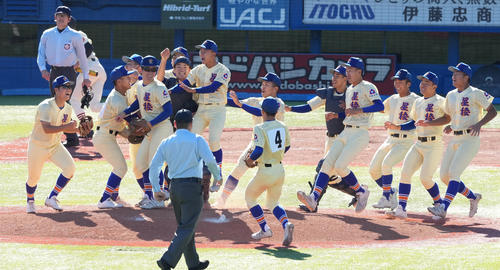 星稜対作新学院　作新学院に勝利し優勝を決め、歓喜の輪を作る星稜ナイン（撮影・鈴木みどり）