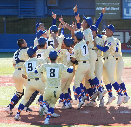 星稜対作新学院　作新学院に勝利し優勝を決め、歓喜の輪を作る星稜ナイン（撮影・鈴木みどり）