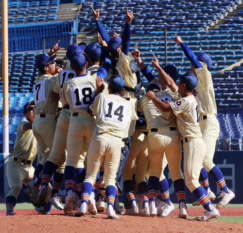 星稜対作新学院　優勝し喜ぶ星稜の選手たち（撮影・野上伸悟）