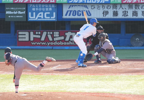 慶大対青学大　3回裏青学大2死、右足に死球を受ける中島。投手外丸（撮影・鈴木みどり）