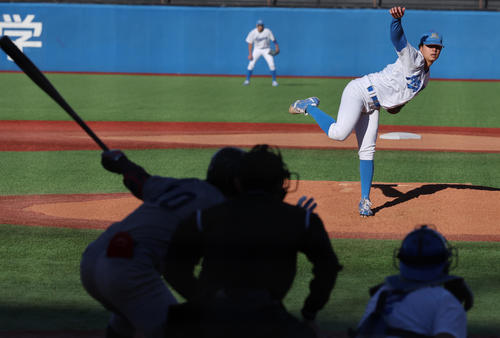 慶大対青学大　6回表慶大2死、広瀬を空振り三振に仕留める下村（撮影・野上伸悟）