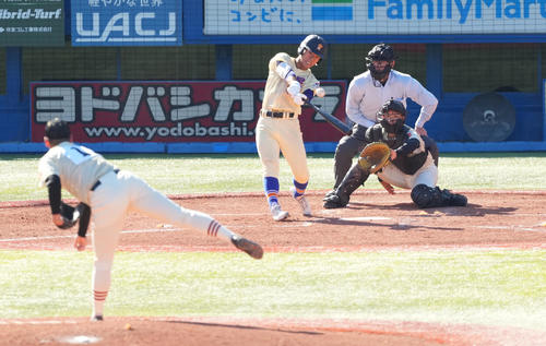 星稜対作新学院　4回表星稜2死、先制の右越えソロ本塁打を放つ服部。投手小川哲（撮影・鈴木みどり）