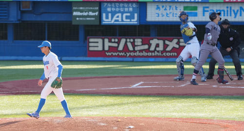 慶大対青学大　6回表慶大2死、広瀬を空振り三振に仕留める下村（撮影・鈴木みどり）