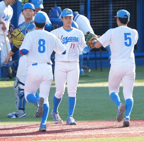 慶大対青学大　6回表を3者凡退に抑え、ナインを迎える青学大・下村（中央）（撮影・鈴木みどり）