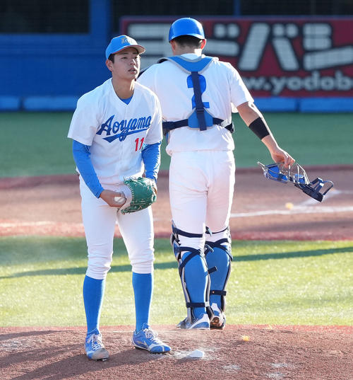 慶大対青学大　8回表慶大1死満塁、本間に先制の押し出し四球を与え、浮かない表情の下村（左）（撮影・鈴木みどり）