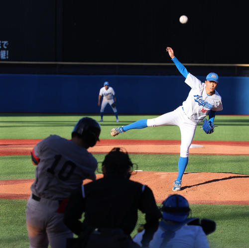 慶大対青学大　8回表慶大1死満塁、広瀬に右犠飛を許す常広（撮影・野上伸悟）