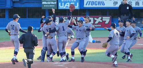 慶大対青学大　青学大に勝利し優勝を決め、歓喜の輪を作る慶大ナイン（撮影・鈴木みどり）
