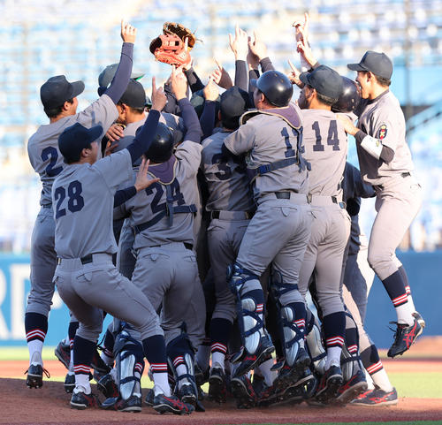 慶大対青学大　優勝し喜ぶ慶大の選手たち（撮影・野上伸悟）