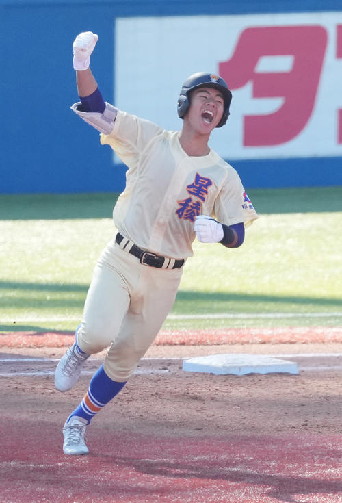 星稜対作新学院　4回表星稜2死、先制の右越えソロ本塁打を放ちガッツポーズする服部（撮影・鈴木みどり）