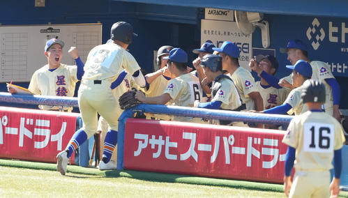 星稜対作新学院　4回表星稜2死、先制の右越えソロ本塁打を放った服部（左から2人目）はベンチでナインと一緒にポーズ（撮影・鈴木みどり）