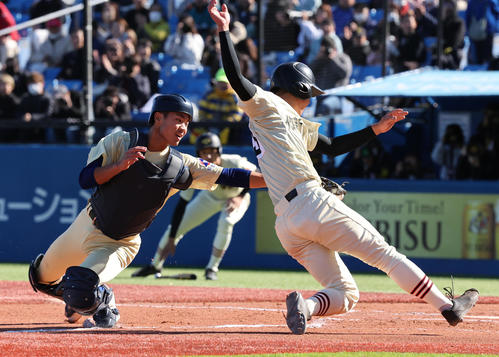 星稜対作新学院　6回裏作新学院2死二塁、柳沼翔の左前適時打で生還する粒良（右）。捕手能美（撮影・野上伸悟）