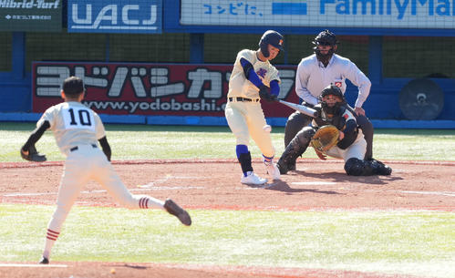 星稜対作新学院　8回表星稜1死二、三塁、右2点適時打を放つ芦硲。投手石毛（撮影・鈴木みどり）