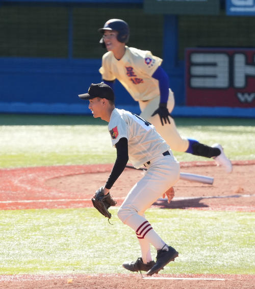 星稜対作新学院　8回表星稜1死二、三塁、芦硲に右2点適時打を浴びる石毛（撮影・鈴木みどり）