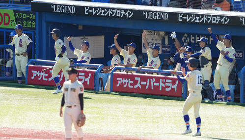 星稜対作新学院　8回表星稜1死二、三塁、芦硲の右2点適時打に盛り上がるベンチ（撮影・鈴木みどり）