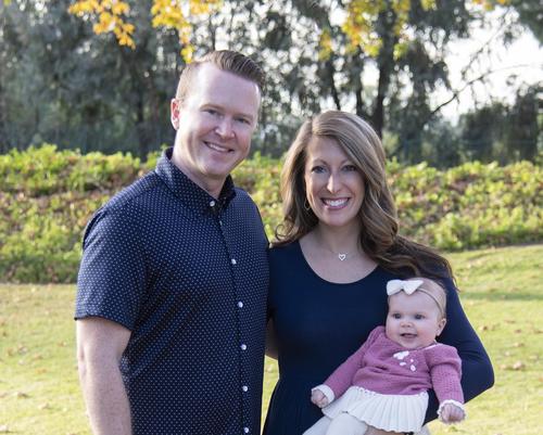 エンゼルスのチョズコ広報部長(左)とクリスティン夫人(本人提供)