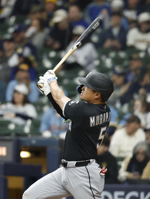 米大リーグ、ブルワーズとの開幕戦の9回、メジャー初本塁打を放つホワイトソックス・村上宗隆=26日、ミルウォーキー(共同)