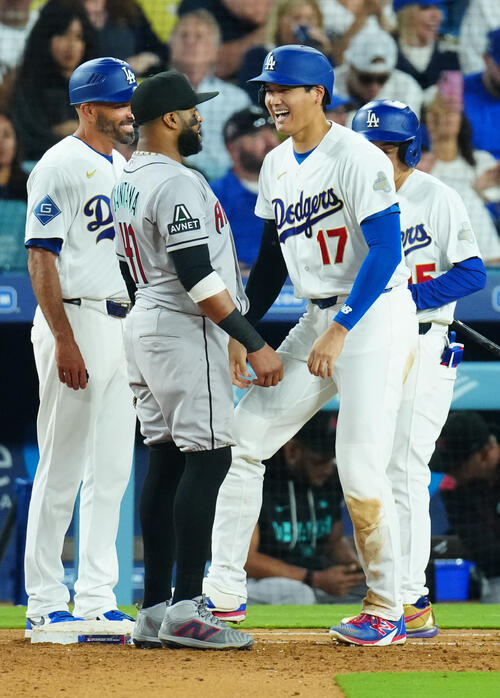 ドジャース対ダイヤモンドバックス 7回裏ドジャース無死、死球を受けるも一塁手サンタナ(中央)と笑顔を見せる大谷(撮影・垰建太)
