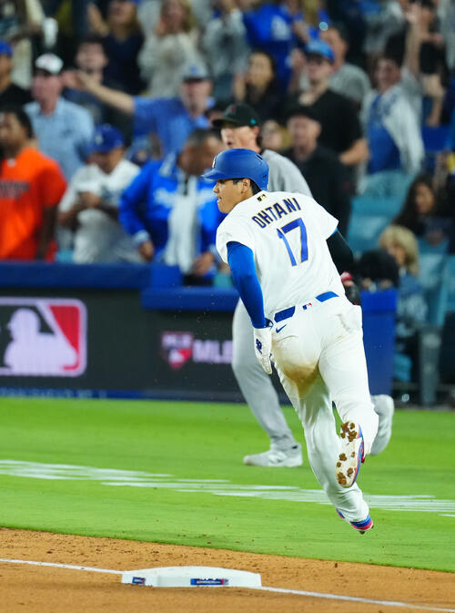 ドジャース対ダイヤモンドバックス 7回裏ドジャース無死一塁、タッカーの適時二塁打で三塁を蹴り本塁へ駆ける大谷(撮影・垰建太)