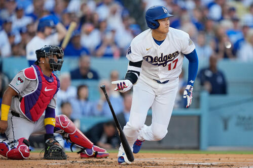 ダイヤモンドバックス戦の第1打席で右前安打を放つ大谷翔平(AP)