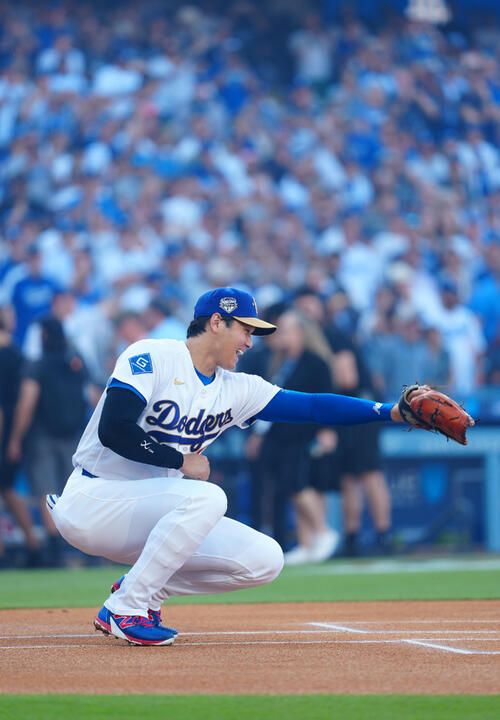 ドジャース対ダイヤモンドバックス 試合前、マジック・ジョンソンさんの始球式の捕手を務めるドジャース大谷(撮影・垰建太)