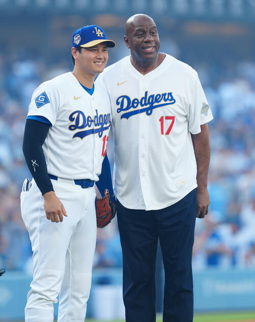 ドジャース対ダイヤモンドバックス 試合前、マジック・ジョンソンさん(右)の始球式の捕手を務め記念写真に納まるドジャース大谷(撮影・垰建太)