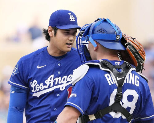 ツインズ戦の2回、マウンドで捕手ラッシングと話すドジャース・大谷＝ミネアポリス（共同）