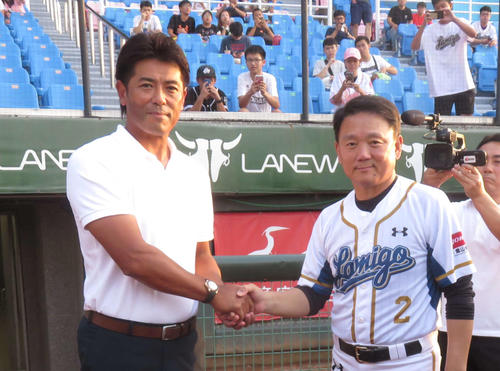 8月、稲葉監督(左)は台湾代表監督も務めるラミゴ洪一中監督と握手