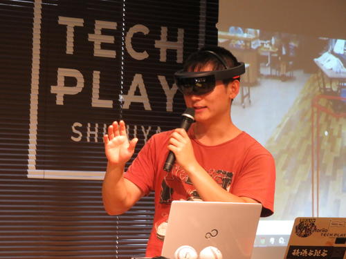 ストライクゾーンが浮かびあがる眼鏡をかける、開発者の安黒さん