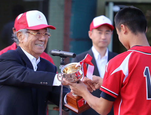 選手を表彰する日本中学生野球連盟・志太会長(左)