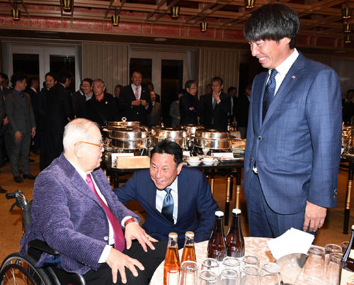 1月、談笑する、左から野村克也さん、池山隆寛2軍監督、高津臣吾新監督