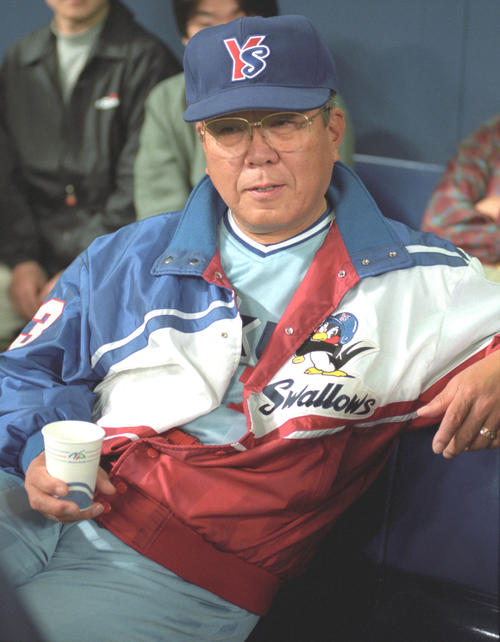 98年4月、中日との試合前、ベンチで報道陣と談笑するヤクルト野村監督
