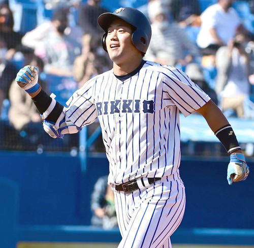 10月、法大戦の3回に3点本塁打を放つ立大・三井