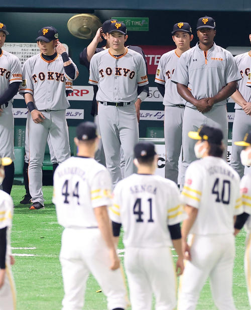 日本シリーズ第4戦 ソフトバンク対巨人 ソフトバンクに敗れ表彰式で整列する千賀滉大(41番)らナインを見つめる巨人菅野智之(右から3人目)(2020年11月25日撮影)