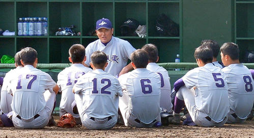 20年7月、岩手県大会佐々木洋監督(中央)を中心に円陣