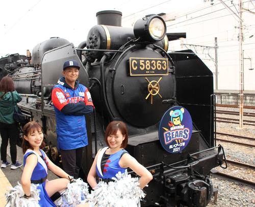 4月、秩父鉄道とのコラボ企画でSLに乗車したBC・埼玉の角晃多監督（中央）と前列左からBガールズのちえ、まこ