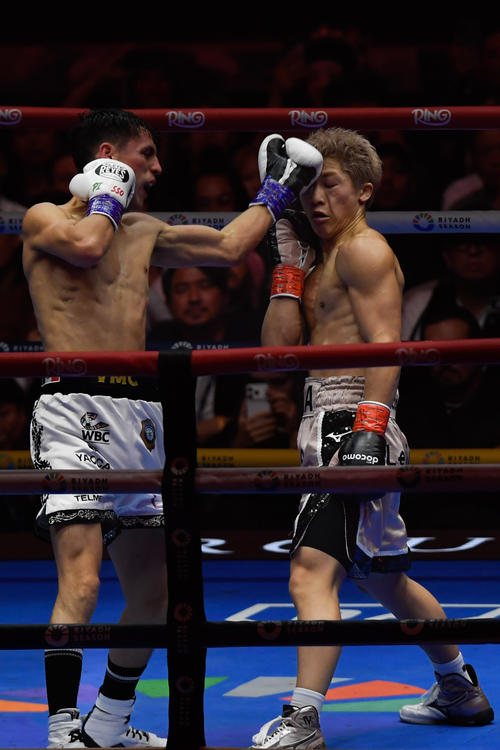 ピカソ（左）のパンチを食らう井上尚弥（AP）