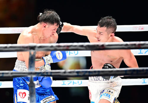 9回、矢吹（右）はアルバラードにパンチを放つ（撮影・森本幸一）