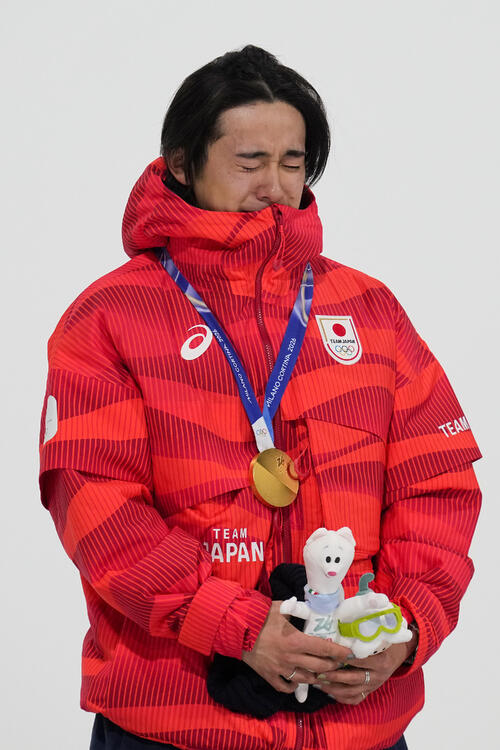 スノーボード男子ハーフパイプ決勝　金メダルを獲得し喜びの涙を流す戸塚優斗（AP）