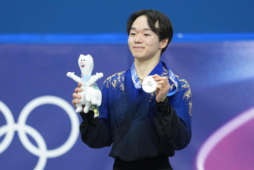 表彰式で銀メダルを手に記念撮影する鍵山（撮影・パオロ　ヌッチ）