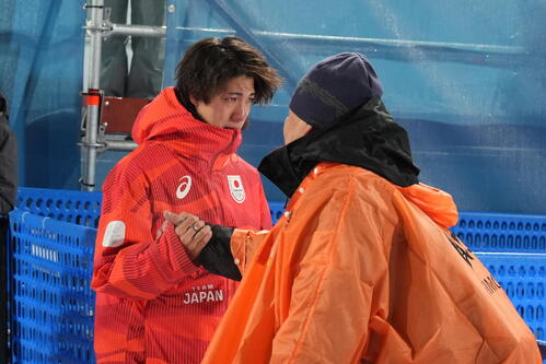 男子個人ラージヒル　銀メダルを獲得し、父学さんの前で涙ぐむ二階堂蓮（撮影・パオロ　ヌッチ）