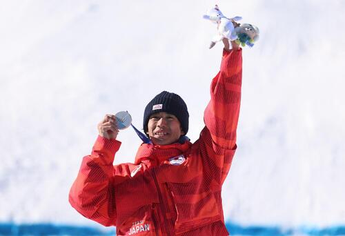 男子デュアルモーグルで銀メダルを獲得した堀島行真（ロイター）