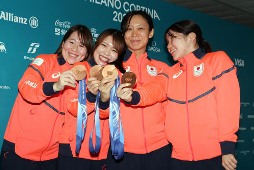 パシュートで銅メダルを獲得した日本チーム。左から堀川、佐藤、高木、野明（撮影・前田充）