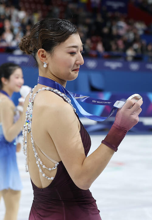 銀メダルを見つめる坂本（撮影・前田充）