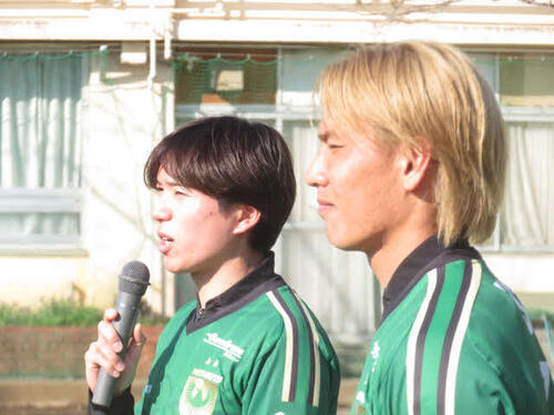 子どもたちにあいさつする東京Vの深澤大輝（左）と稲見哲行